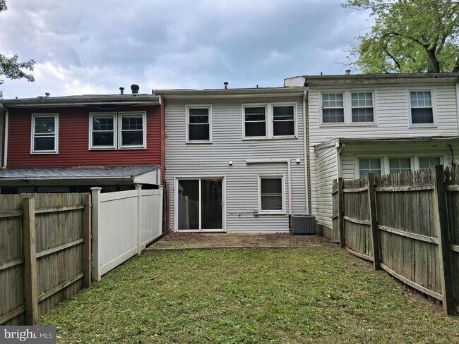 Building Photo - 929 Topview Dr
