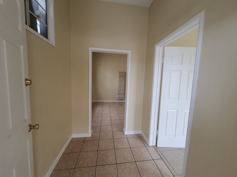 Entance/Foyer - 4226 Wall St