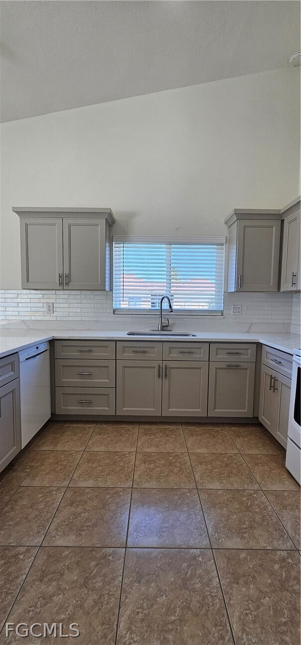 Building Photo - 420 SE 15th Terrace