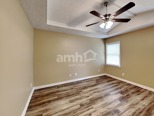 Building Photo - 1005 Whispering Woods Dr