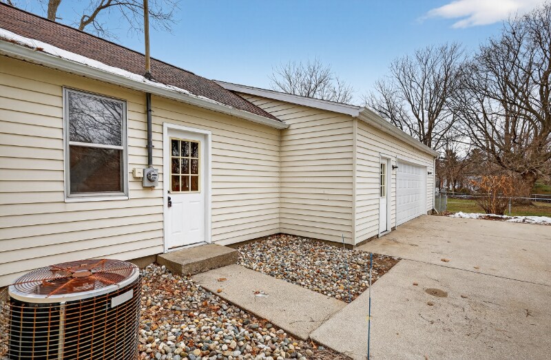 Building Photo - 430 N Linden St