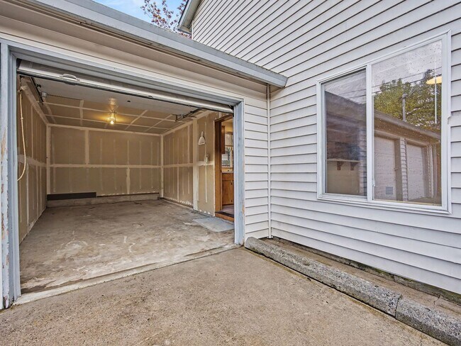 Building Photo - NAVAB02