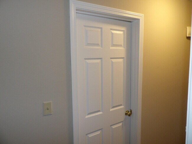 Building Photo - 248 Meadowview Dr