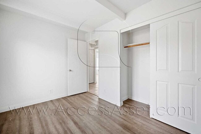 Building Photo - Charming Downstairs 2 Bed/1 Bath Unit With...
