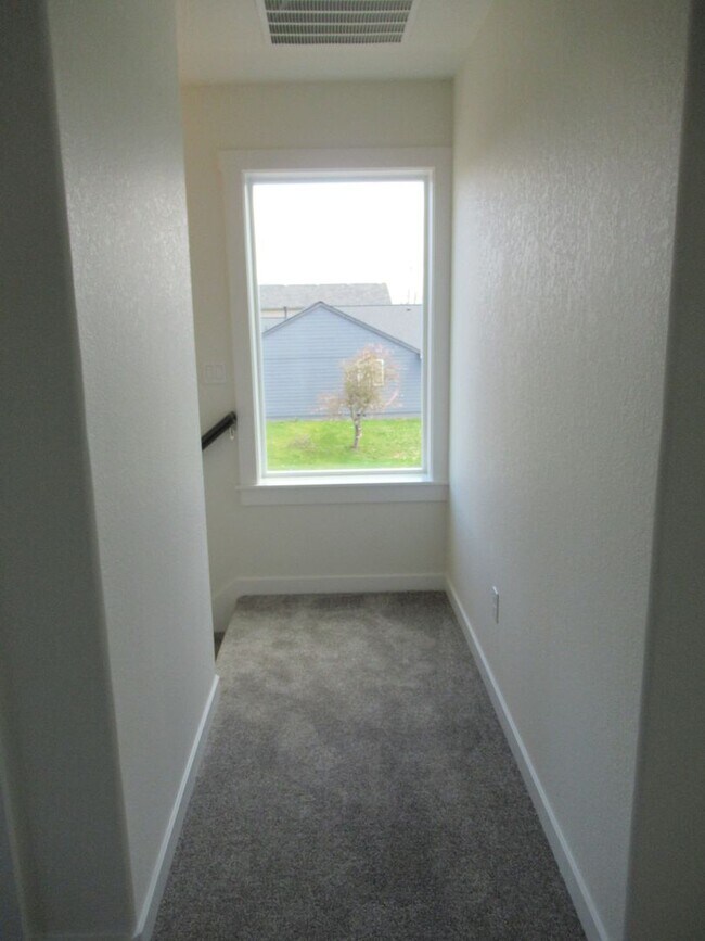 Building Photo - Newer Three Bedroom Duplex