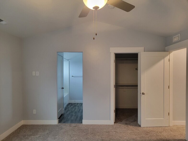 Building Photo - 4895 E Lk Cor Dr