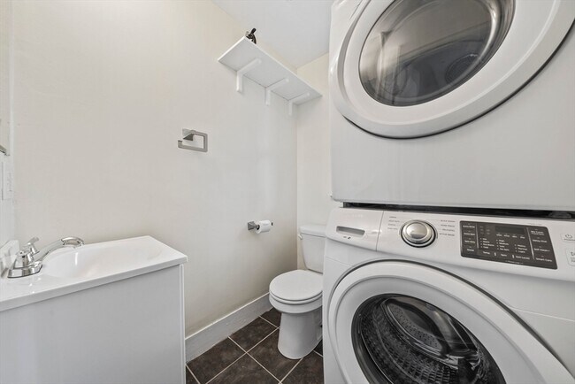 Building Photo - 89 Train St