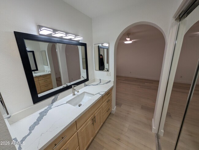 Building Photo - 1880 E Morten Ave