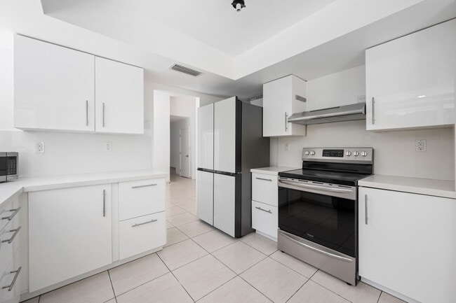 Building Photo - 9515 SW 118th Ct