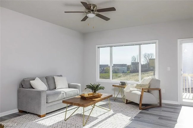 Building Photo - Great 3 Bedroom Single-Family Home in Urba...