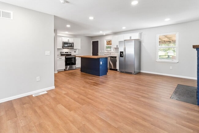 Building Photo - 181 SE State Rte 13