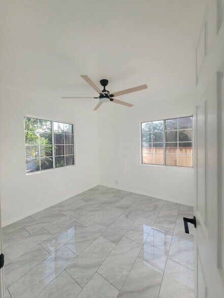 Building Photo - 10138 Arleta Ave