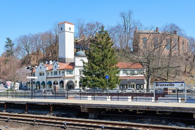 Building Photo - 26 Pondfield Rd