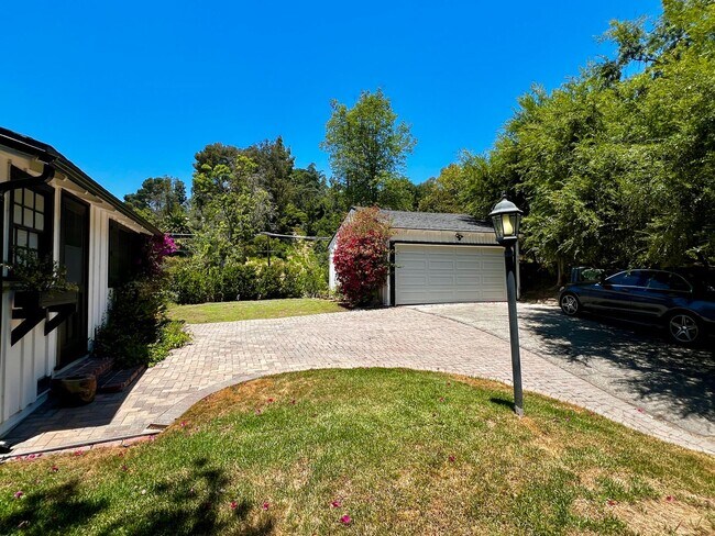 Building Photo - 2828 Laurel Canyon Pl