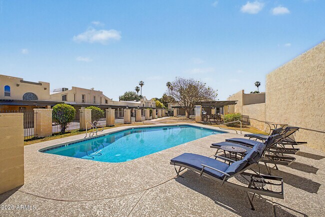 Building Photo - 2225 E Catalina Dr