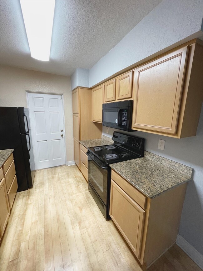 Building Photo - 225 E New Hampshire St