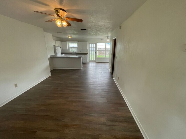 Building Photo - Charming 3-Bedroom Home with 1 Bath and 1-...
