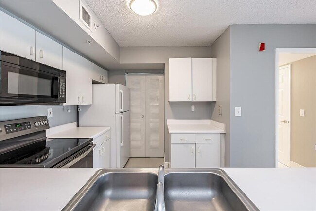 Building Photo - 2600 S University Dr