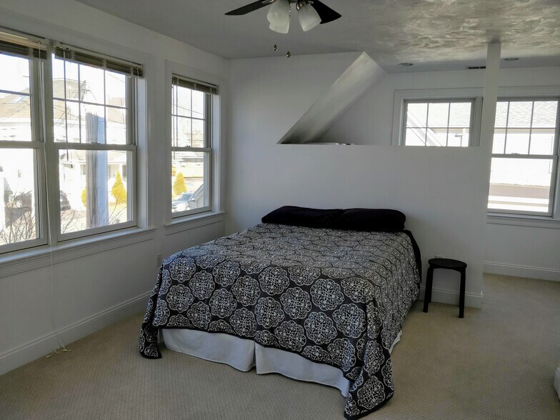 Building Photo - 74 Elm St