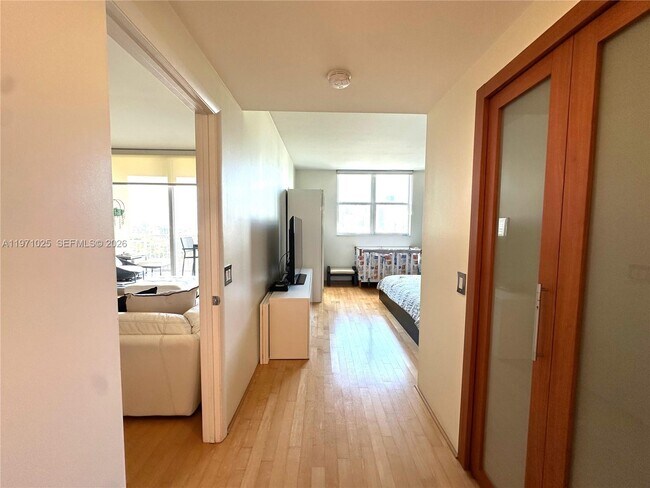 Building Photo - 2475 Brickell Ave