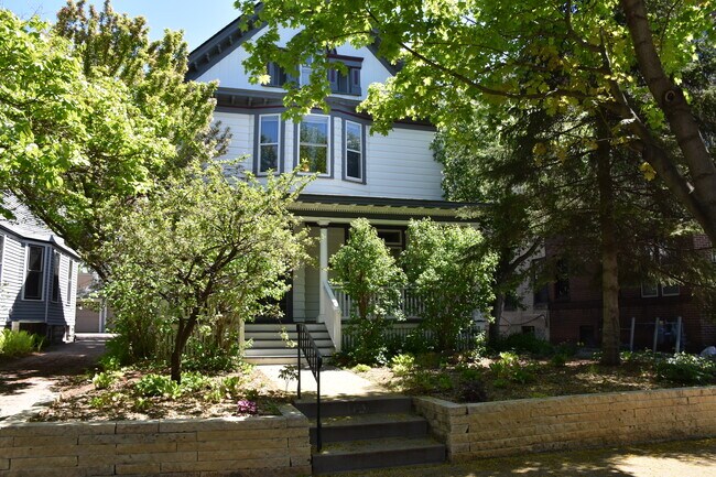Building Photo - 2311 Bryant Ave S