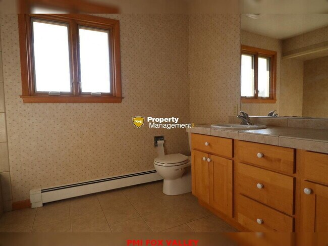 Building Photo - Beautiful Home Appleton