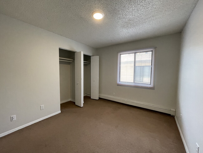 Building Photo - 436 S Van Buren St