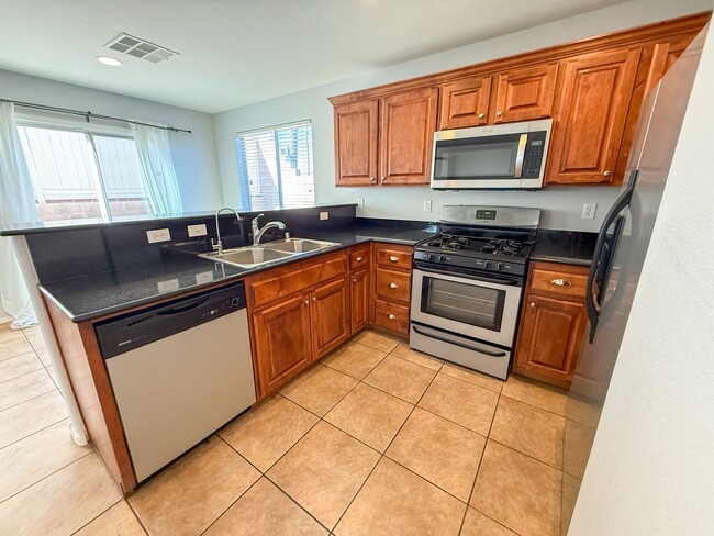 Building Photo - Charming 3/BD 2.5/ BA Home in Centennial with Spacious Backyard