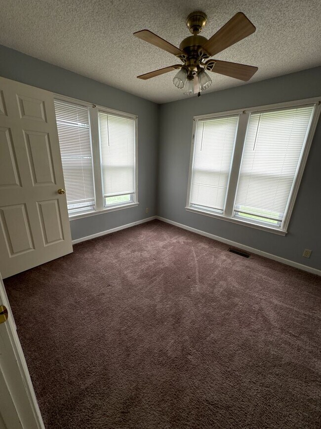 Building Photo - Desirable Brick Home on Elm Street!