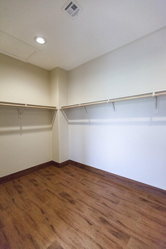 Building Photo - Rhodes Ranch Golf Course View