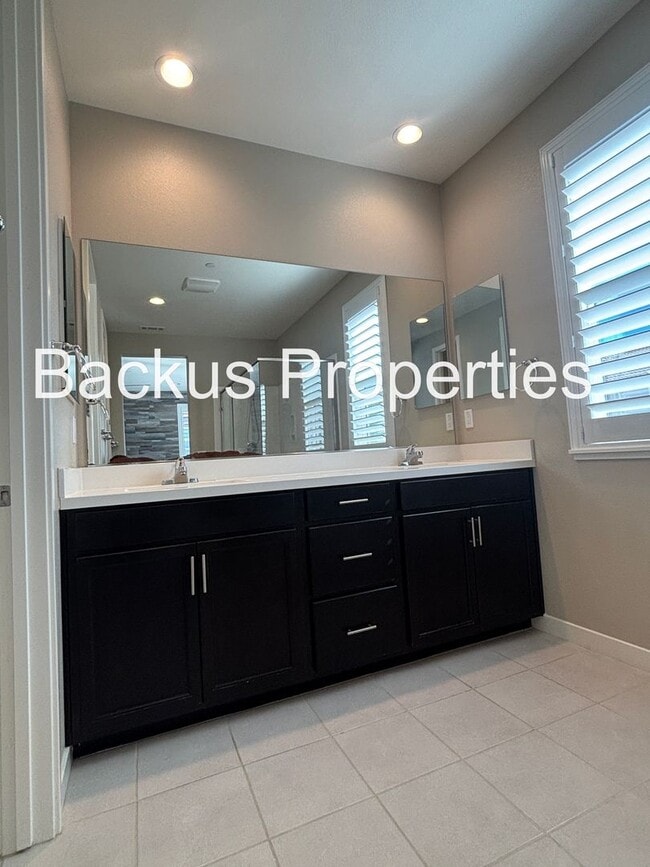 Building Photo - Three Bedroom Home in Hollister