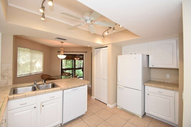 Building Photo - 6 Broadmore Cir