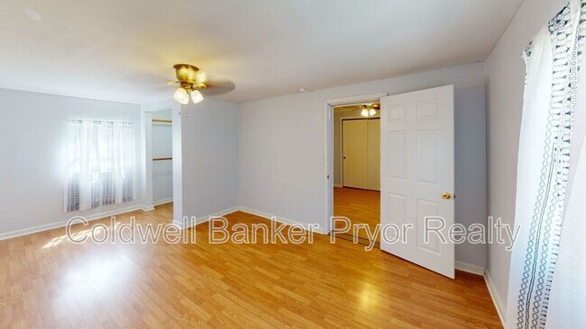 Building Photo - 210 6th St