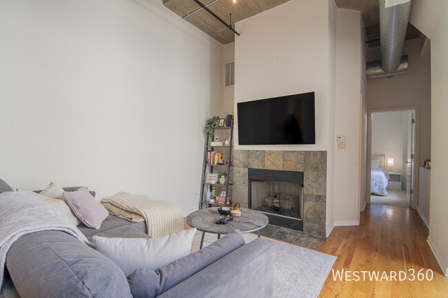 Building Photo - 758 N Larrabee St