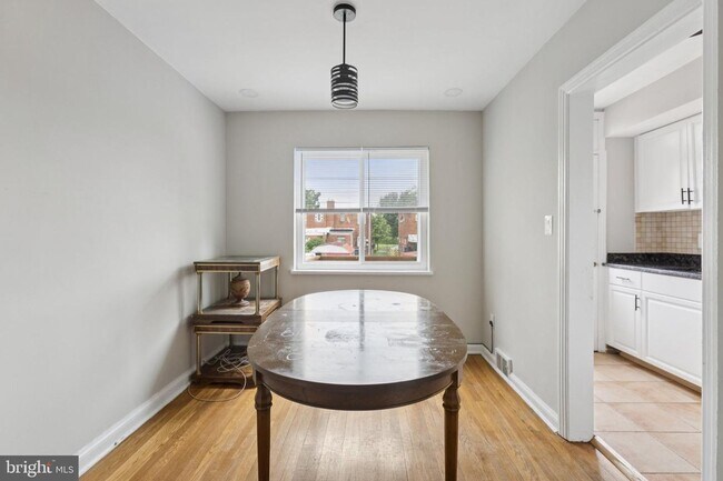 Building Photo - Charming 2-Bedroom Townhome Beautifully Updated and Convenient