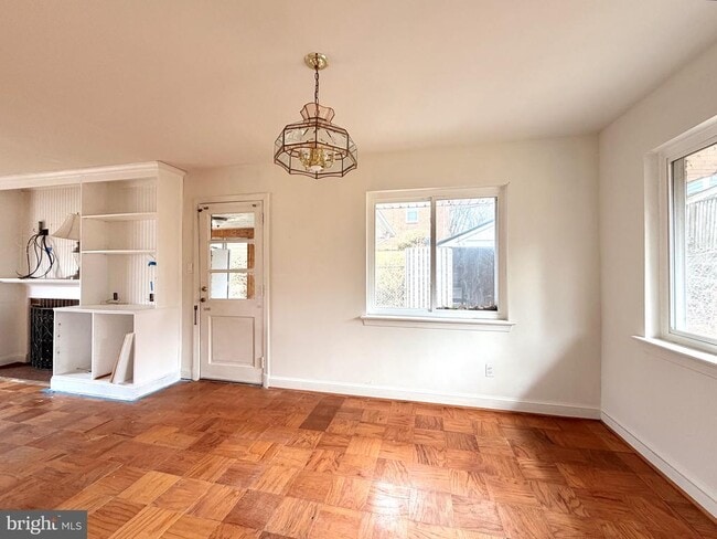 Building Photo - 2121 Patrick Henry Dr