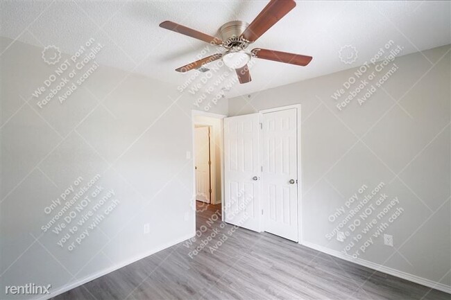 Building Photo - 704 Lynne Ln