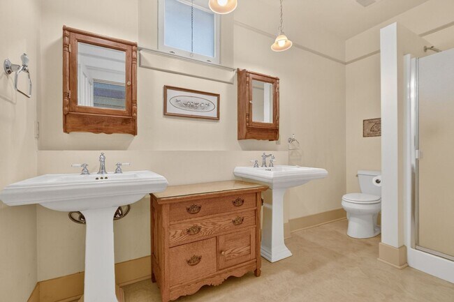 Building Photo - 3 Bedroom with Historical Charm Close to Square