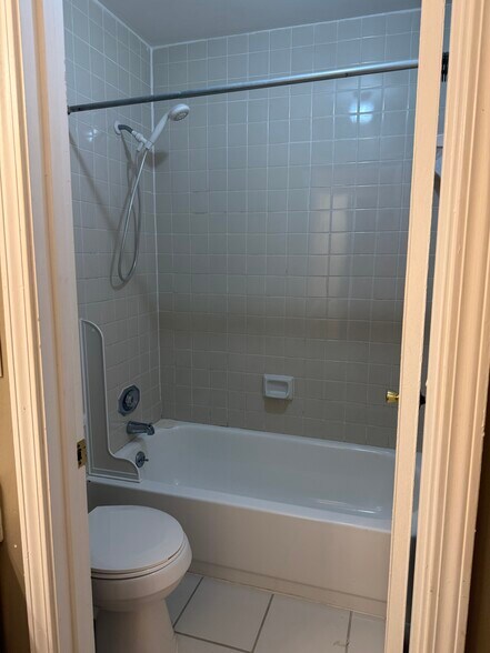 master water closet - 6701 Dickens Ferry Rd