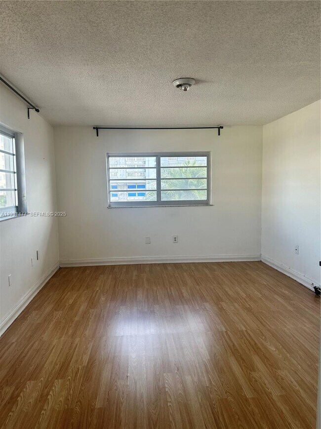 Building Photo - 1150 Collins Ave