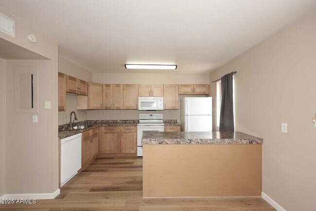 Building Photo - 944 S Valencia