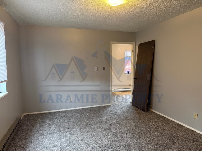 Building Photo - 4 Bed 1.5 Bath Townhouse Style Apartment