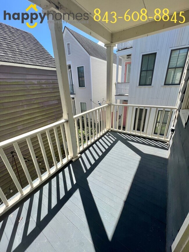 Building Photo - Beautiful 3 bedroom 3 full bath home locat...