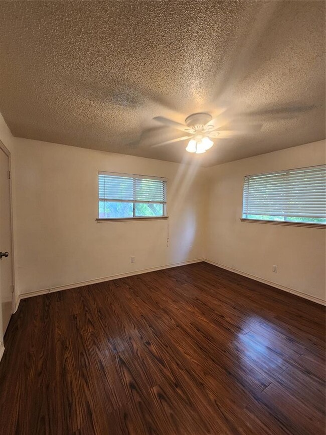 Building Photo - 2900 Lovell Dr