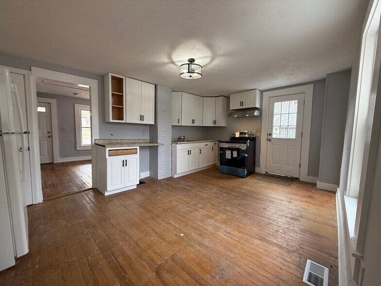 Building Photo - 84 Monadnock St