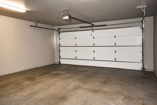 Building Photo - Spacious 3-bedroom 2 bath in the Golfing C...