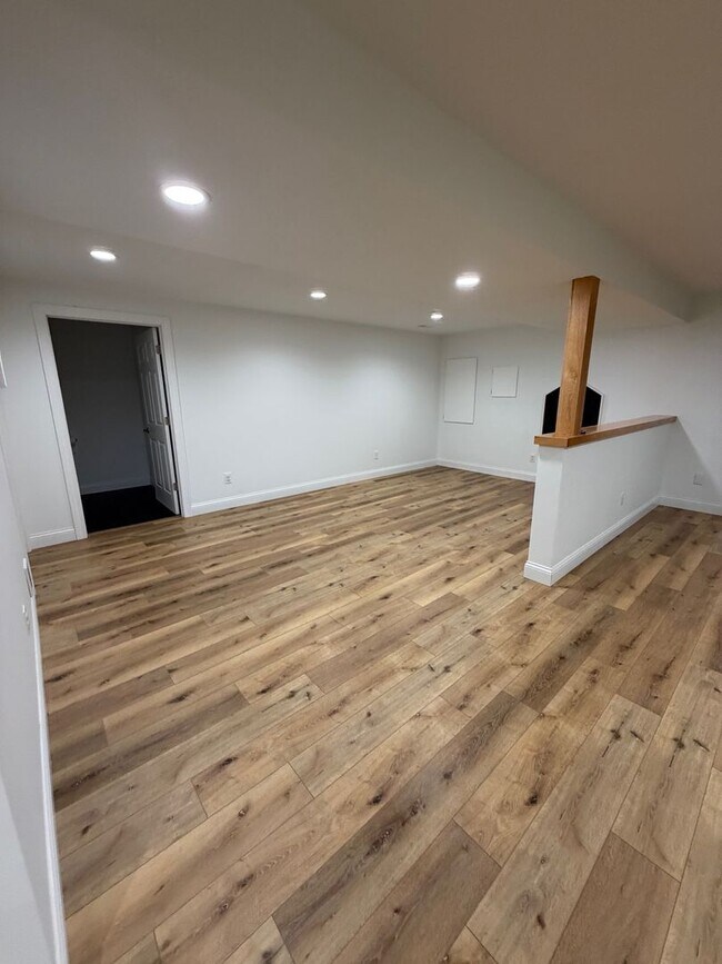 Building Photo - COMMINNG SOON - 4 BED 3 1/2 BATH HOUSE