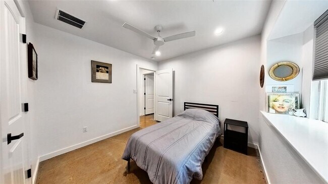 Building Photo - 2708 Kingsland Way