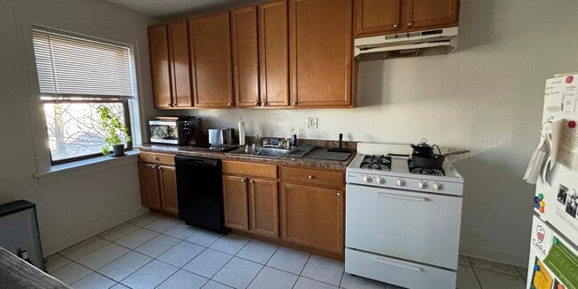 Building Photo - 3321 N Lakewood Ave