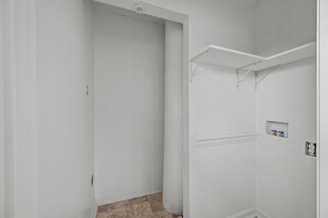 Building Photo - Welcome to Regalwoods!